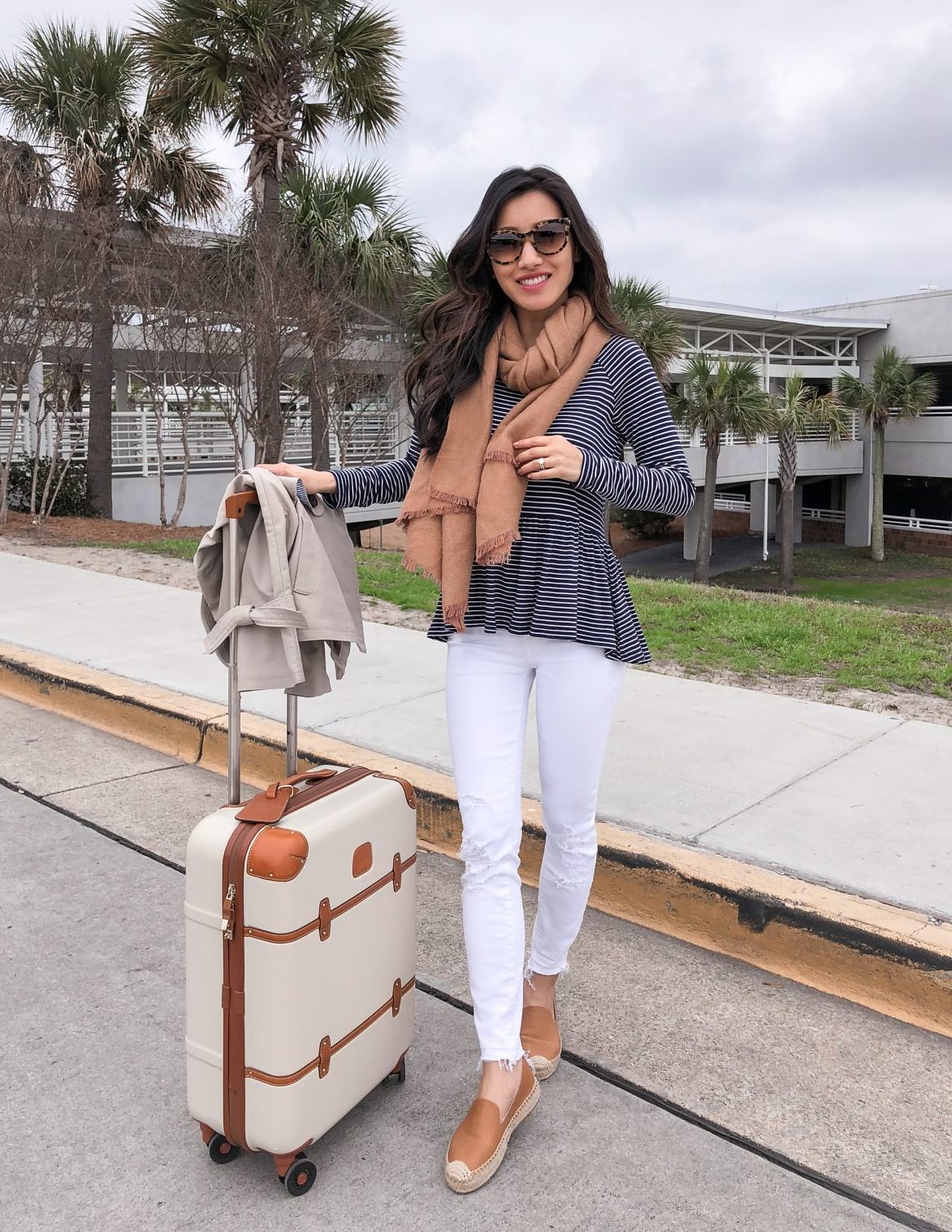 airport travel casual outfit white jeans petite fashion