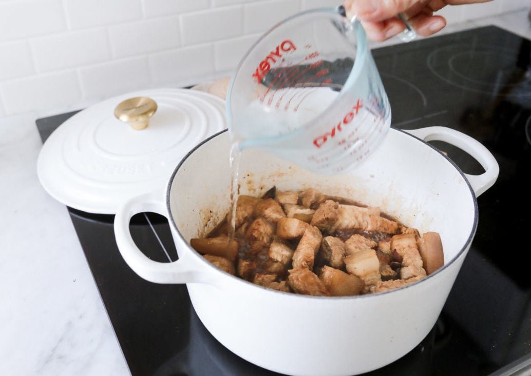 white le creuset dutch oven pot gold knob handle