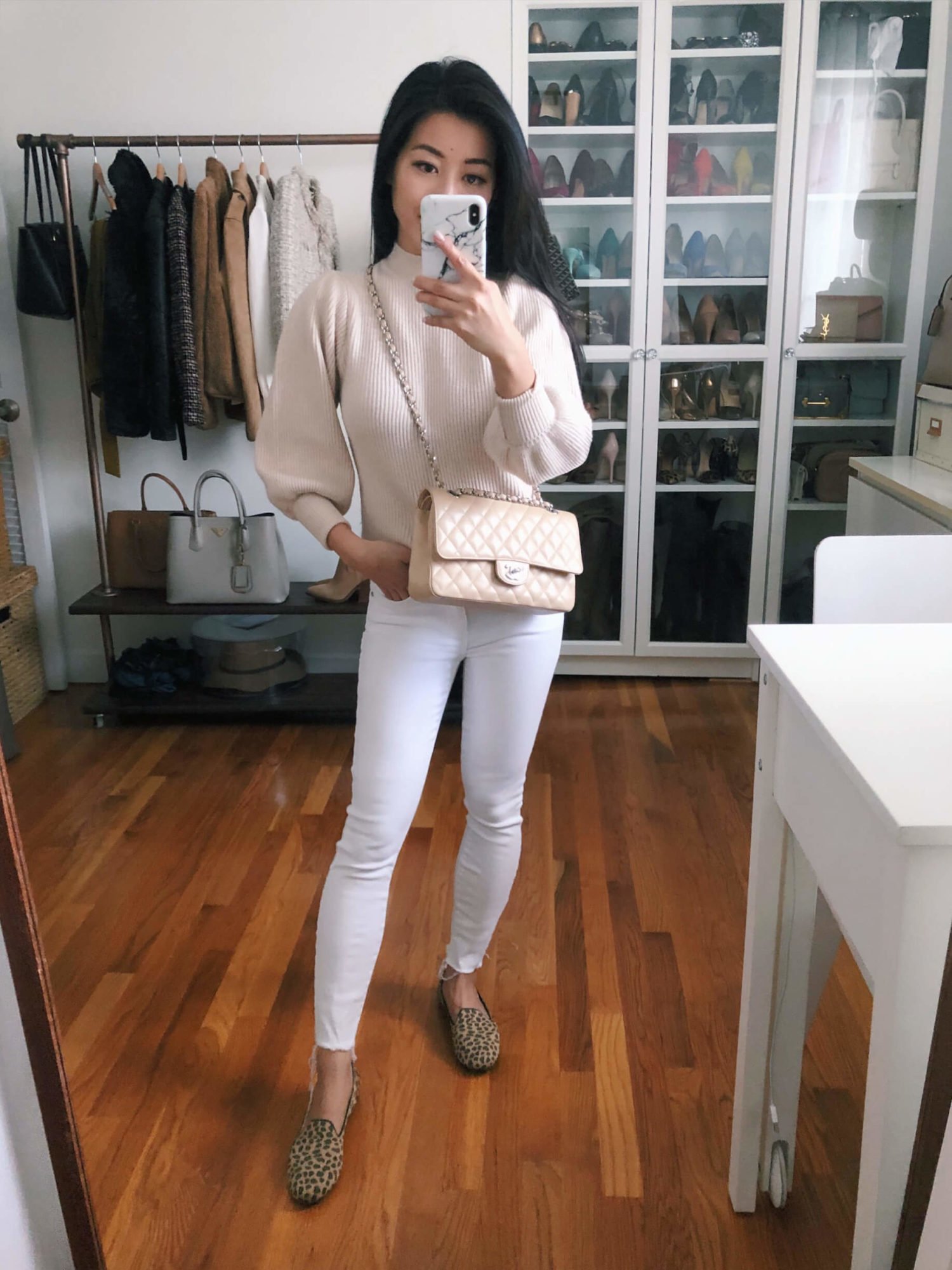 white jeans and leopard loafer outfit